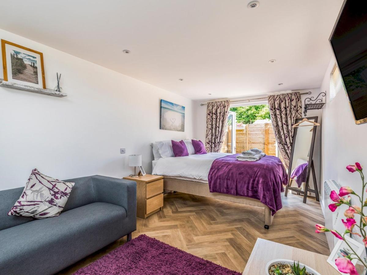 Pass The Keys Charming Chalet A Stones Throw From The Beach Τσίτσεστερ Εξωτερικό φωτογραφία
