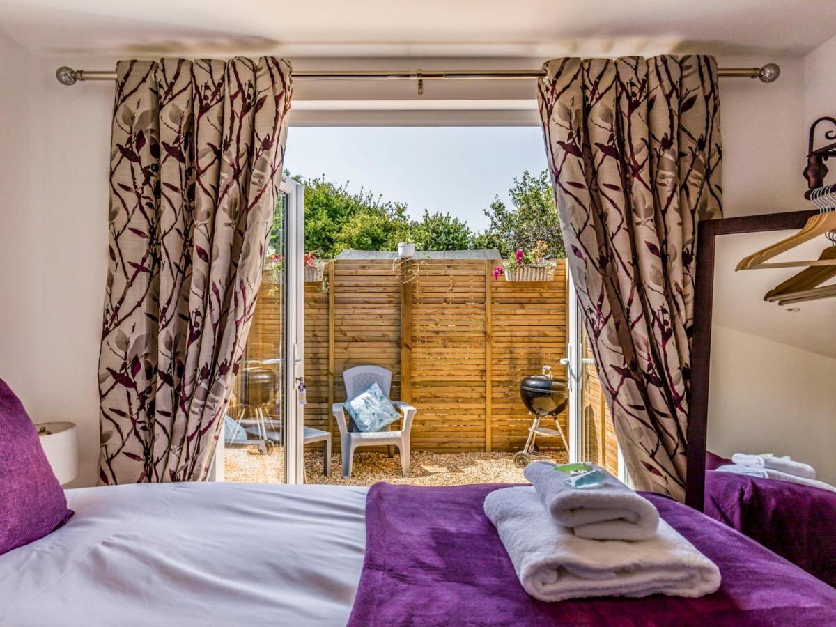 Pass The Keys Charming Chalet A Stones Throw From The Beach Τσίτσεστερ Εξωτερικό φωτογραφία