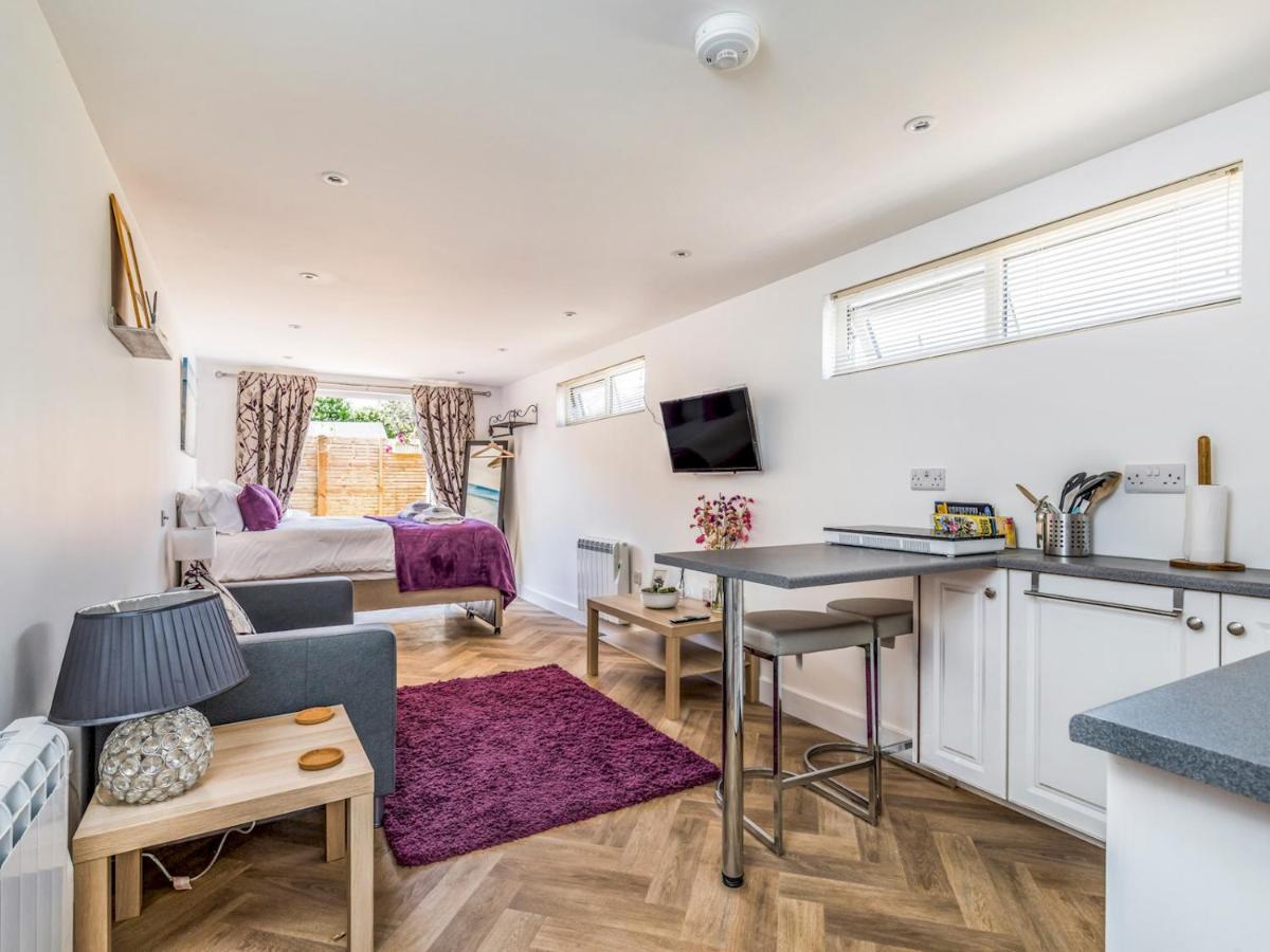 Pass The Keys Charming Chalet A Stones Throw From The Beach Τσίτσεστερ Εξωτερικό φωτογραφία